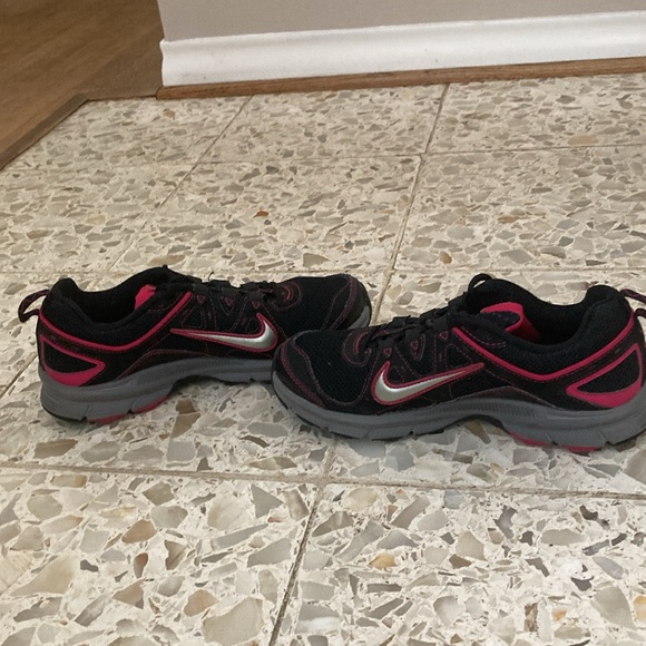 Women’s Nike size 9 - Picture 7 of 8